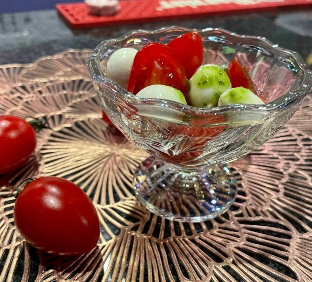 小皿にフルーツが盛られている様子